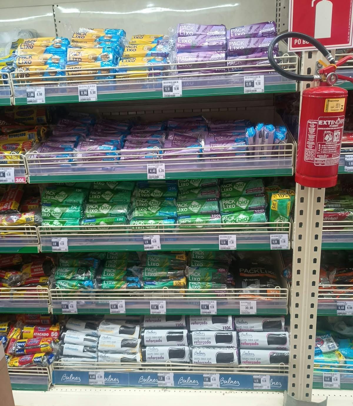 Exposição em gôndola dos sacos para lixo Extrusa Pack e Bulnez