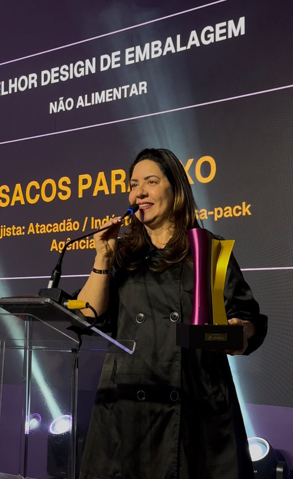 Gisele Barbin, Head de Vendas da Extrusa Pack, recebe o prêmio