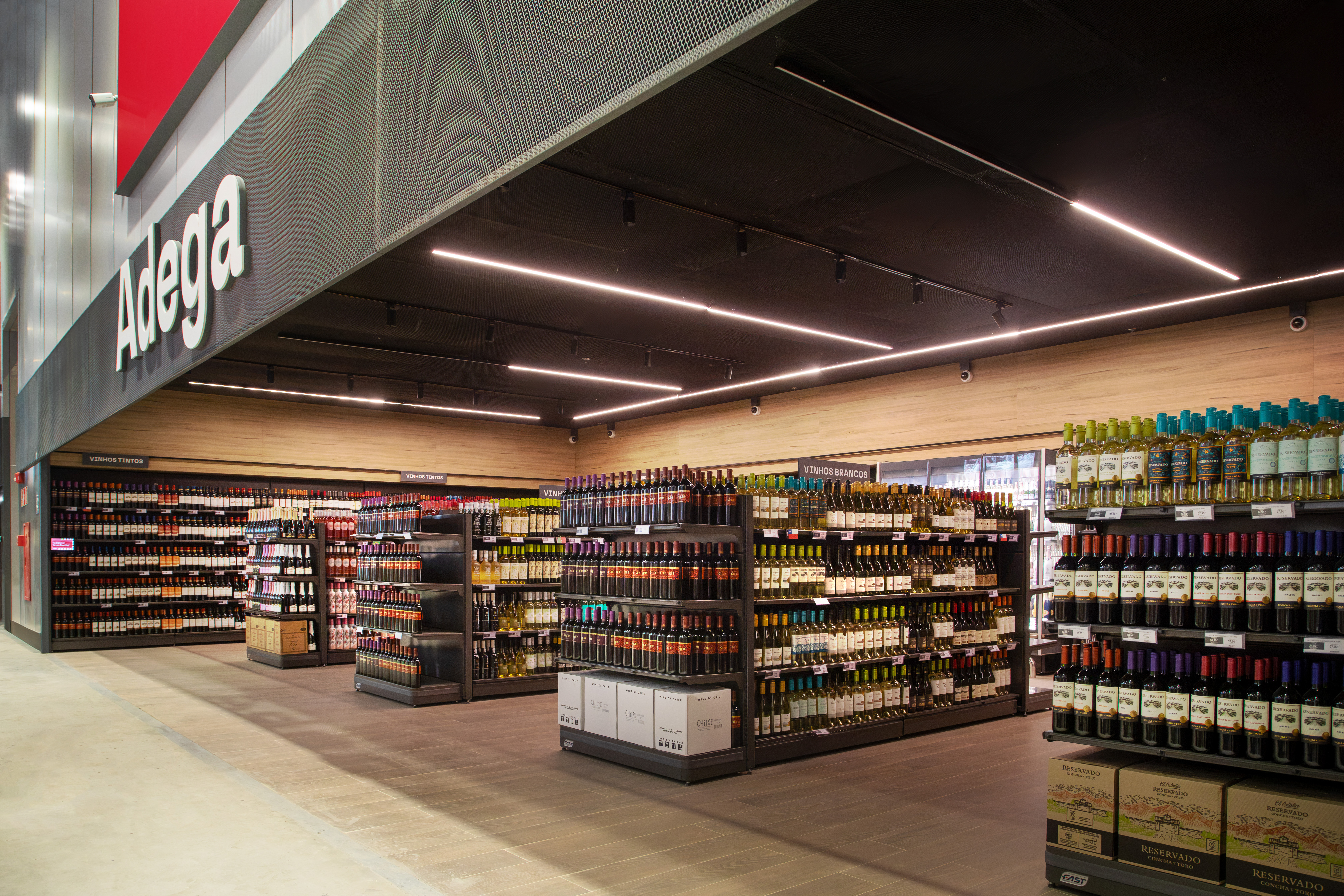Seção de vinhos e bebidas alcoólicas (Adega) dentro da loja do Cestto de Taboão da Serra (SP)