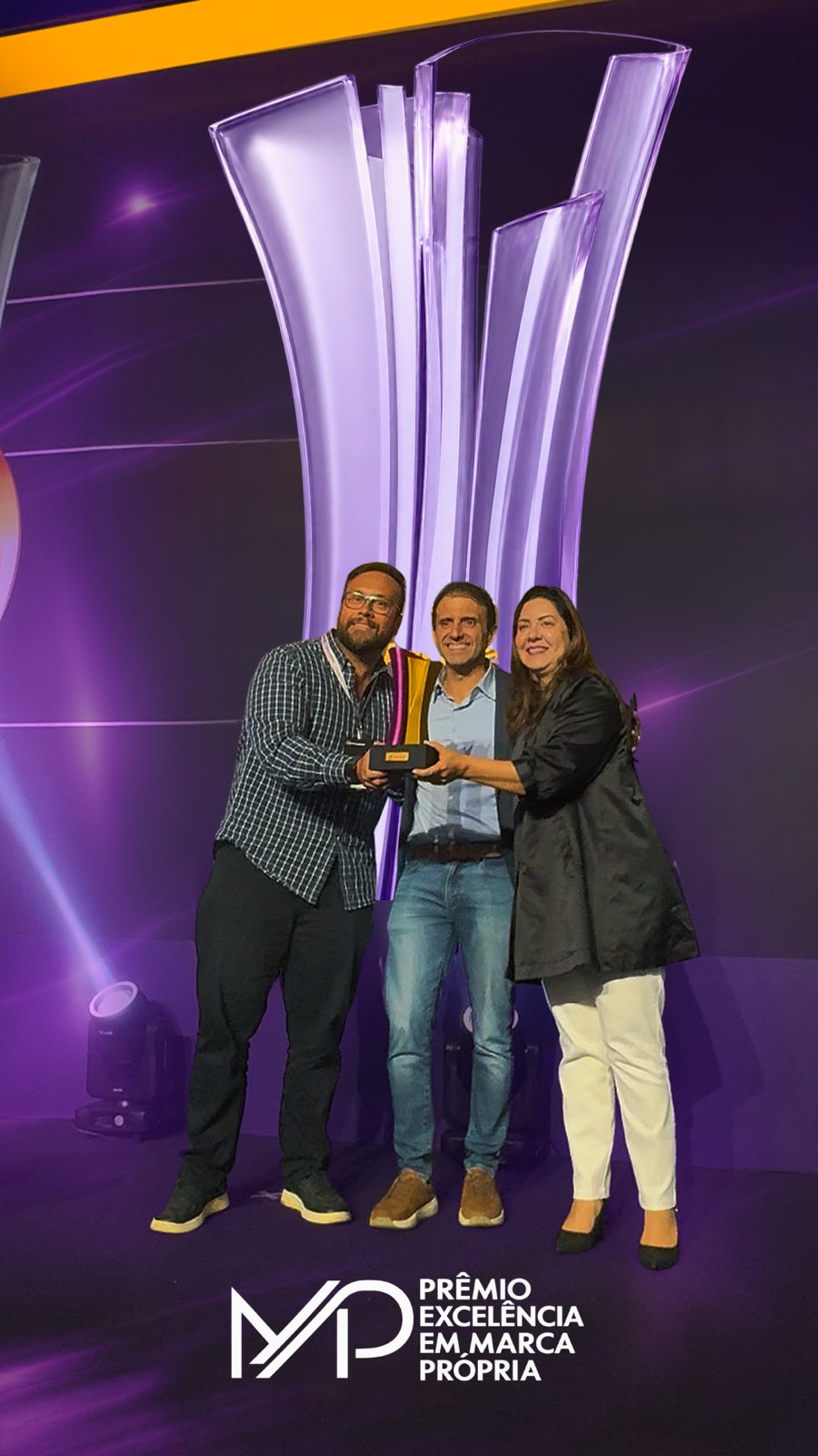 Leandro Barcos, Diretor do Grupo Extrusa-Pack (à esquerda), Antônio Sá, CEO e fundador da Amicci e Gisele Barbin Head de Vendas Grupo Extrusa-Pack, durante a celebração do maior prêmio de marcas próprias da América Latina