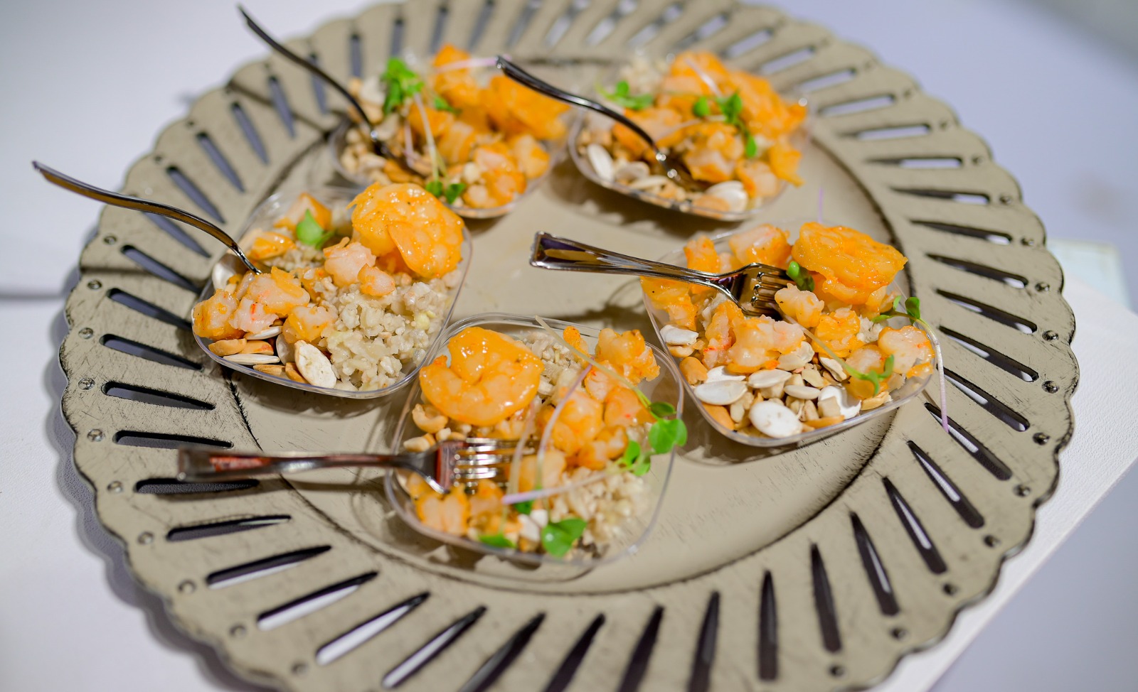 Um prato de Canapés de camarão