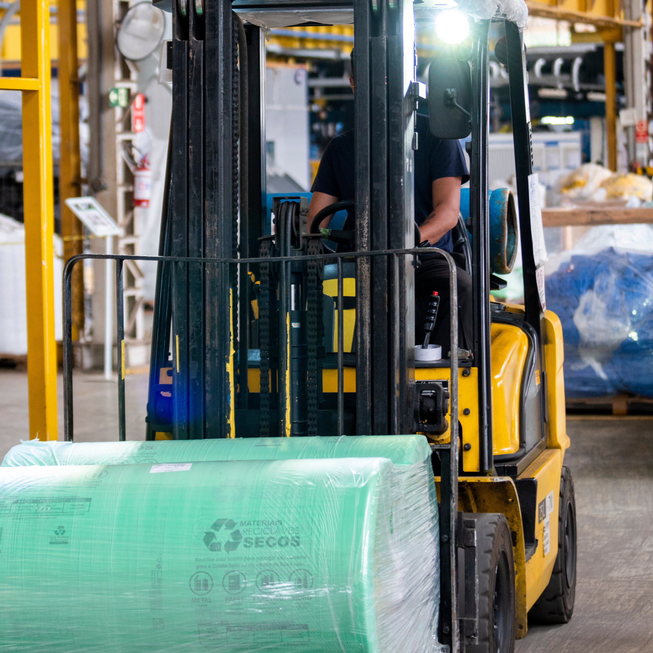 Embalixo conta com a melhor estrutura fabril para produção de marcas próprias na categoria de sacos para lixo